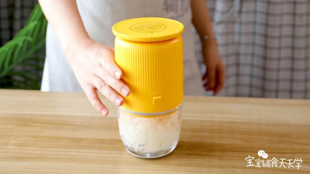 放入搅拌机，搅拌成冬瓜蓉