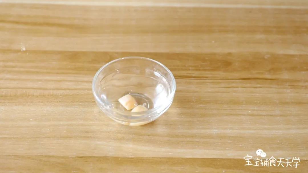 干贝浸泡软，撕碎