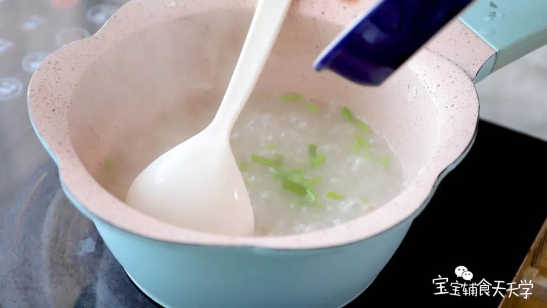 煮至材料完全熟透，撒入葱花，煮1分钟即可