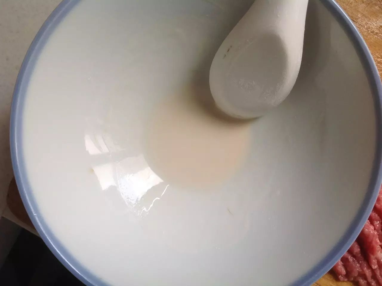 半汤勺淀粉、半汤勺水拌均匀。