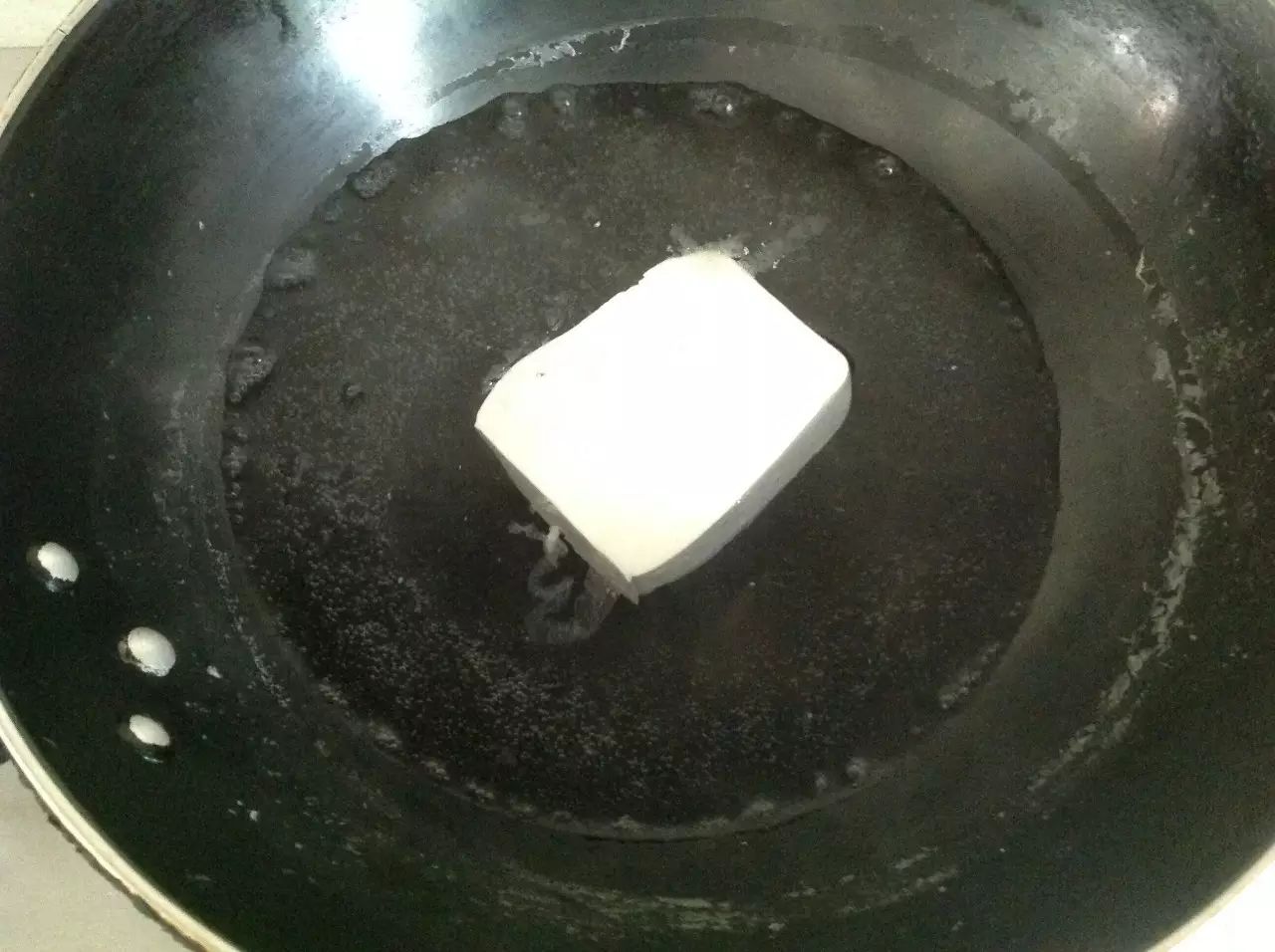 沸水放入一片豆腐煮3分钟。