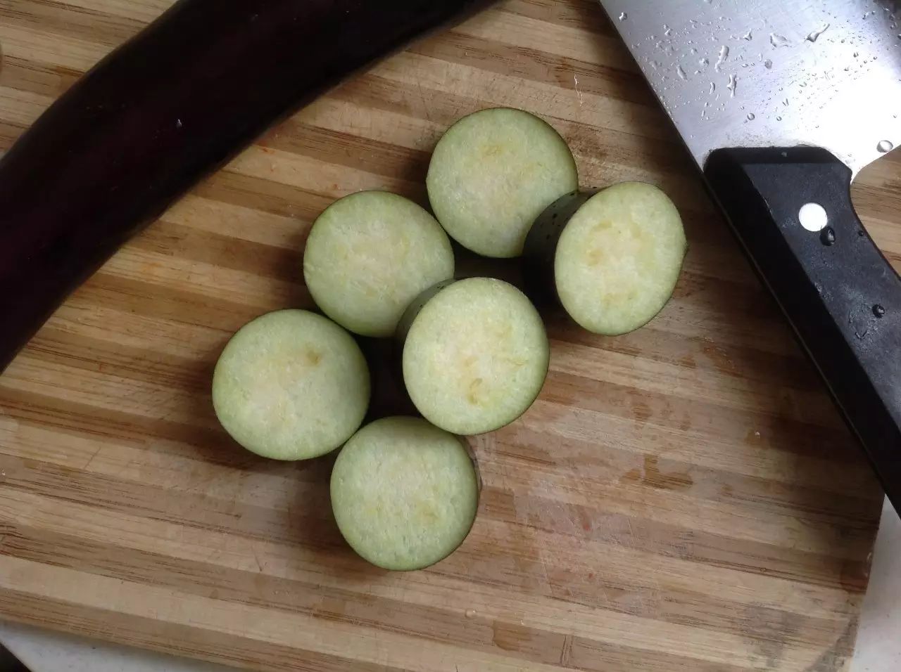 煮豆腐的时候将茄子切成1厘米的厚片。
