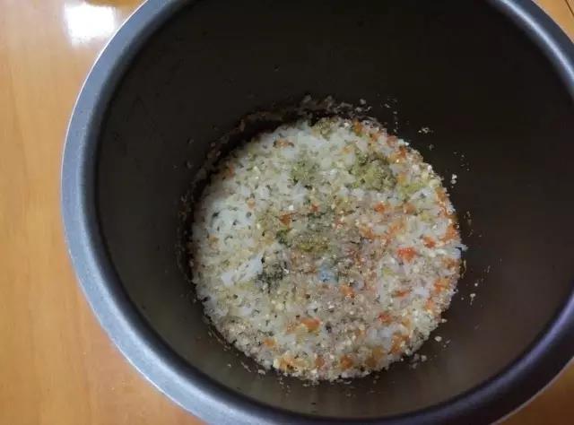 放凉后可以给宝宝吃了。也可以再用研磨碗处理一下。