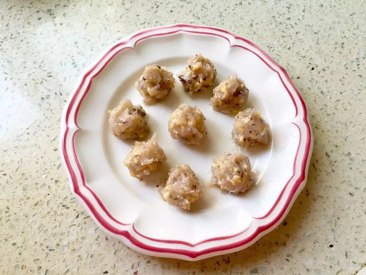 第6步：把虾丸全部包好，上蒸锅，蒸10-15分钟，虾丸变红熟透即可。