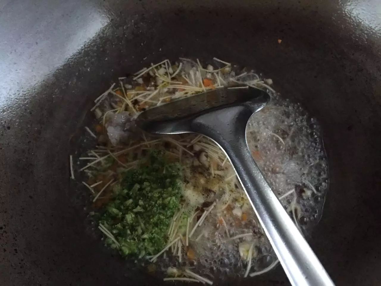 第6步：把西兰花、面条和虾肉放入锅中，煮至面条软烂。