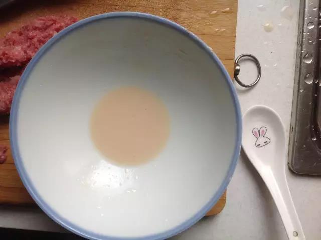 半勺生粉加半勺水调匀。