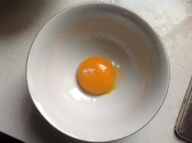 鸡蛋取蛋黄，倒入少量温水搅匀。