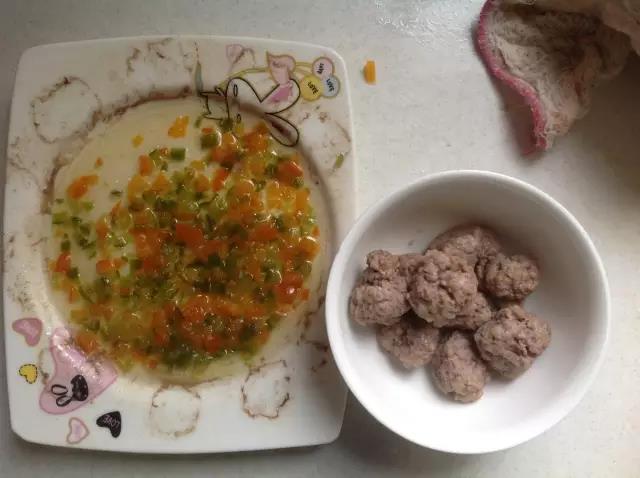 蒸好后的彩椒浸润了肉汁。留下两颗肉圆，其他冷冻保存起来。