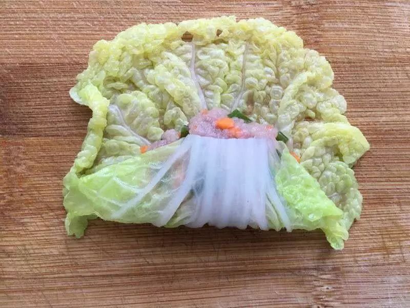 先将菜梗部分往上折。