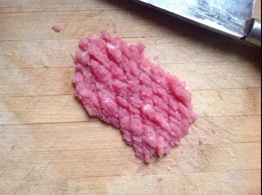 猪肉50克剁碎。