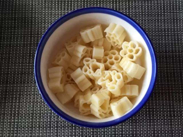 第1步：锅内烧开水，煮熟意面后捞出加点油拌匀备用。