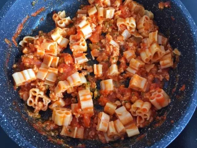 第10步：倒入煮好的意面，拌匀即可。