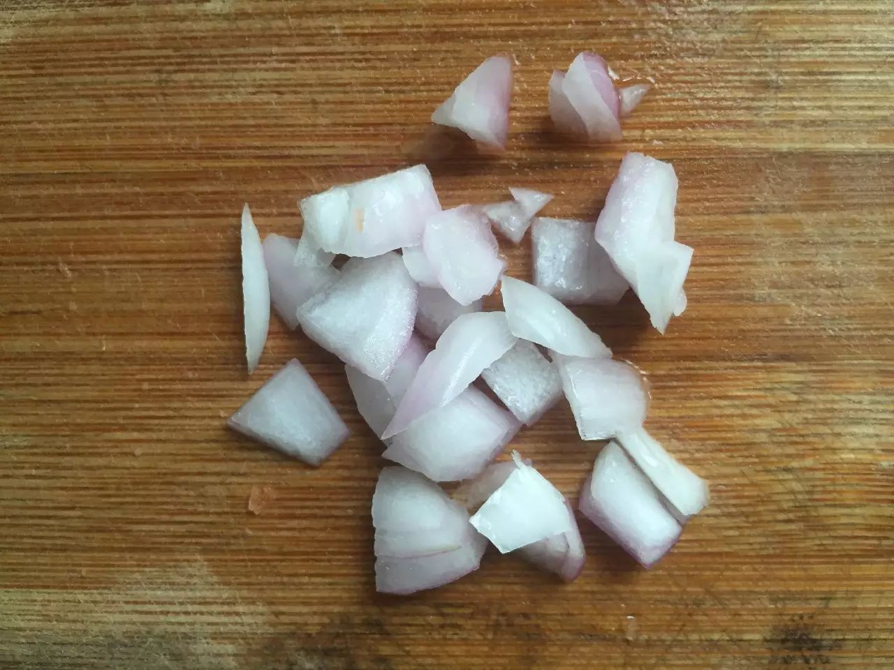 洋葱切成小丁。