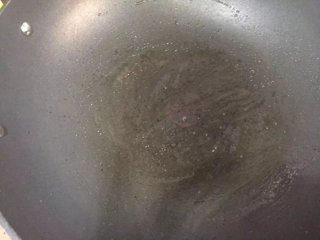 不粘锅刷一层油。