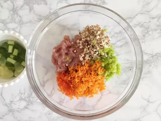 虾泥和猪肉泥混合，所有蔬菜洗净切碎倒在一起。