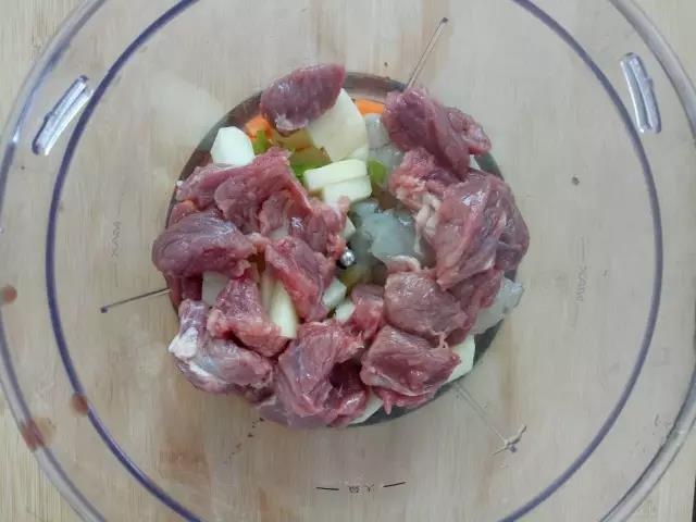 牛肉、海虾、胡萝卜、芹菜、土豆处理成小块。