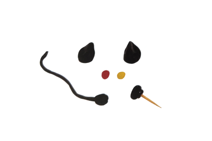 步骤3：用黑泥、黄泥河红泥捏出电线、把手和指示灯，在把手上插根牙签。