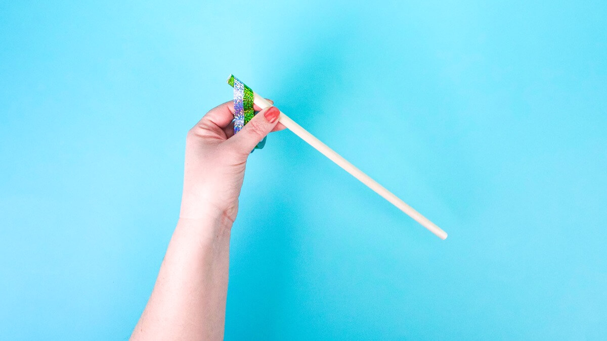 步骤3：慢慢地绕销钉旋转，直到到达末端并剪掉多余的胶带。您还可以为您的销钉涂上您最喜欢的颜色，或者让它保持原样！