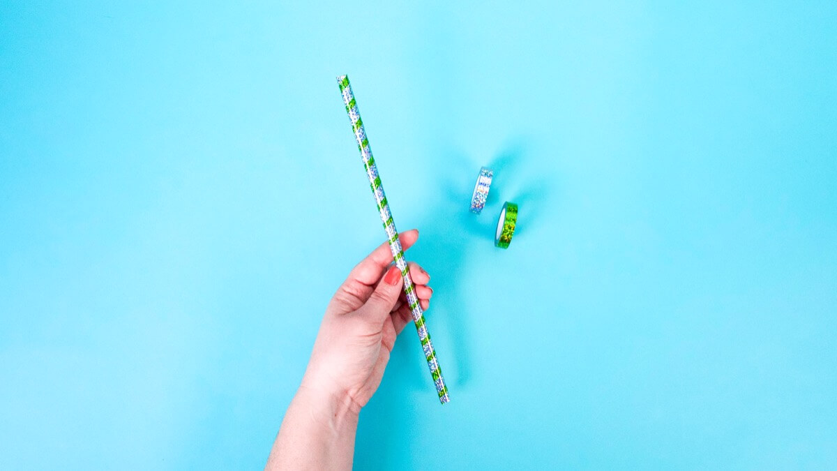 步骤4：将丝带剪成 3 到 4 英尺长。您需要 6 到 8 条长度的色带。