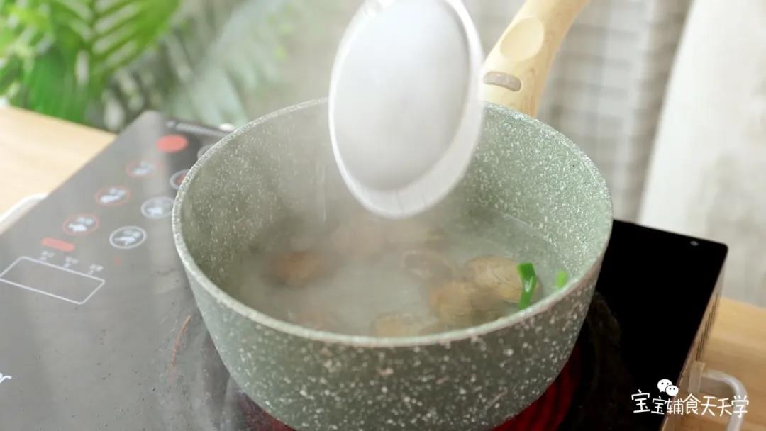 放入蛤蜊，煮到开口立即捞出