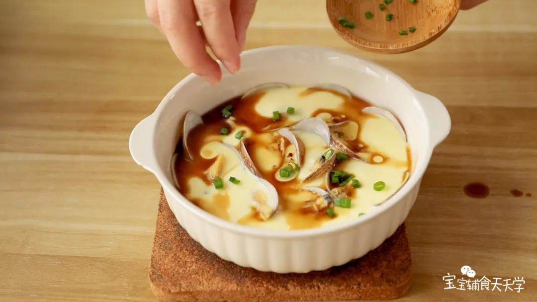 淋上酱油和辅食油，再撒点葱花就好了