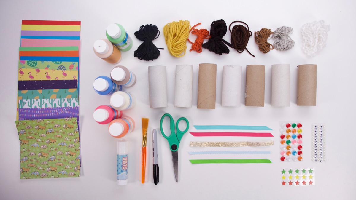 步骤1：材料准备：卷纸筒、剪刀、毛线、颜料、画笔、彩纸、可粘贴的眼睛、胶棒、黑色记号笔、小按钮