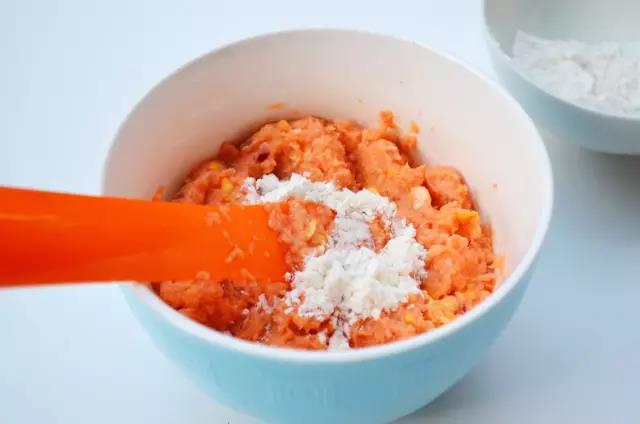 往混合泥里分几次拌入面粉，搅拌均匀。