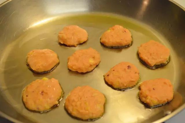 锅里热好油，调最小火，用手把鱼泥压成圆形鱼饼，轻轻放入锅里。