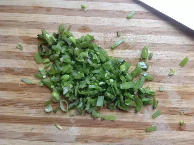 切丝后再切成小段。