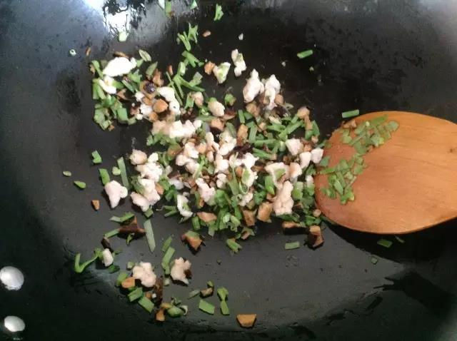 扁豆颜色明显变深后，倒入刚才的鸡丁炒匀。