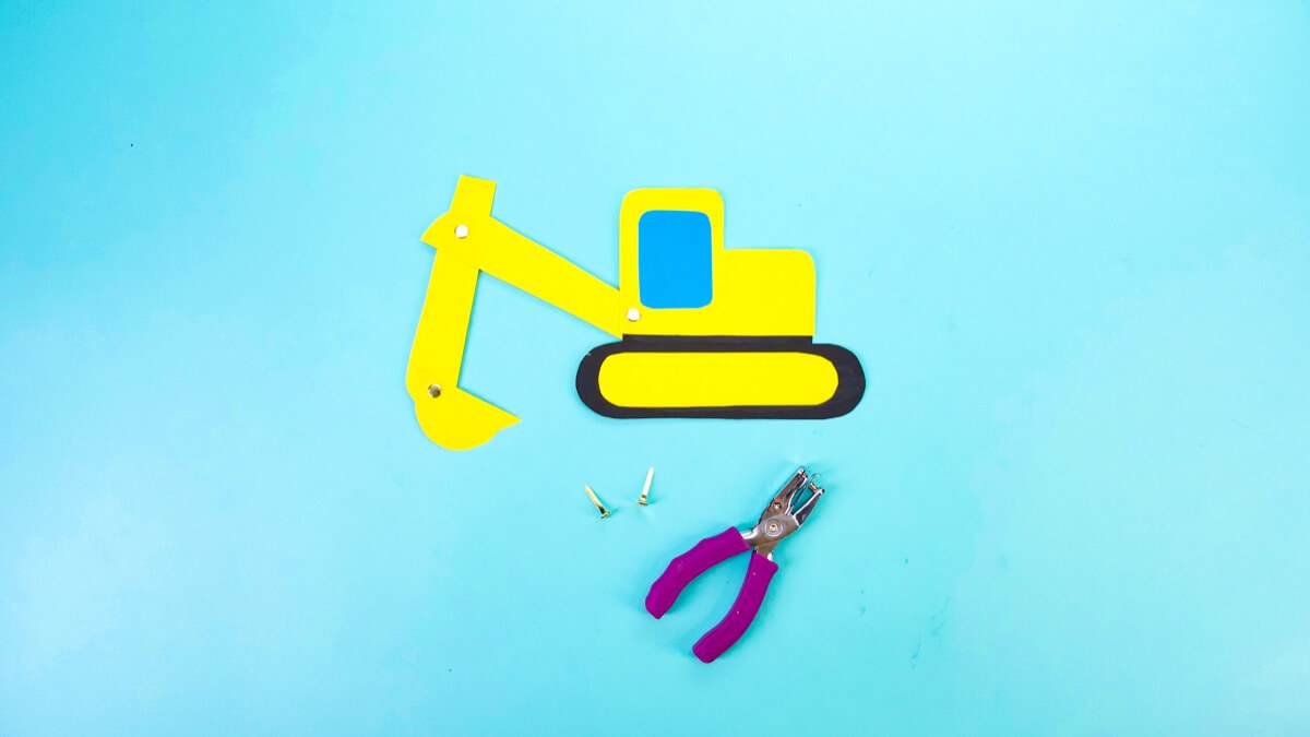 步骤9：现在你可以为挖掘机制作一些材料了！绘制并剪下一些泥土、砾石或沙子，让您的挖掘机从一张建筑纸上挖出。 