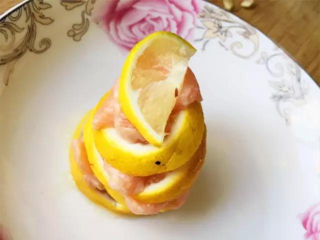 三文鱼切片，用柠檬去腥。