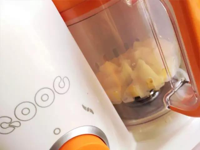 土豆和三文鱼蒸熟。