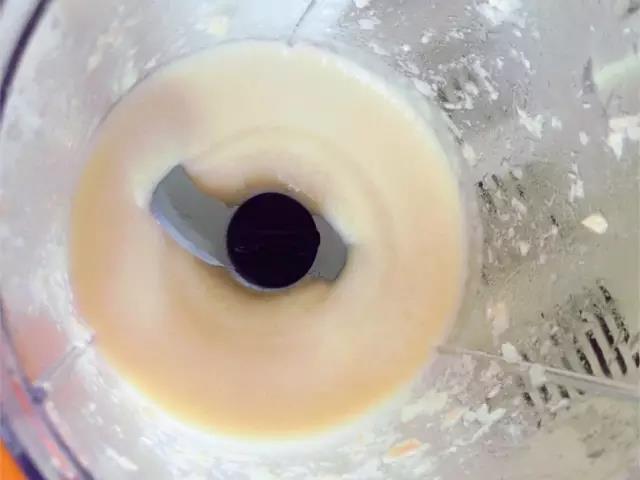 搅拌均匀后拌入米粉。