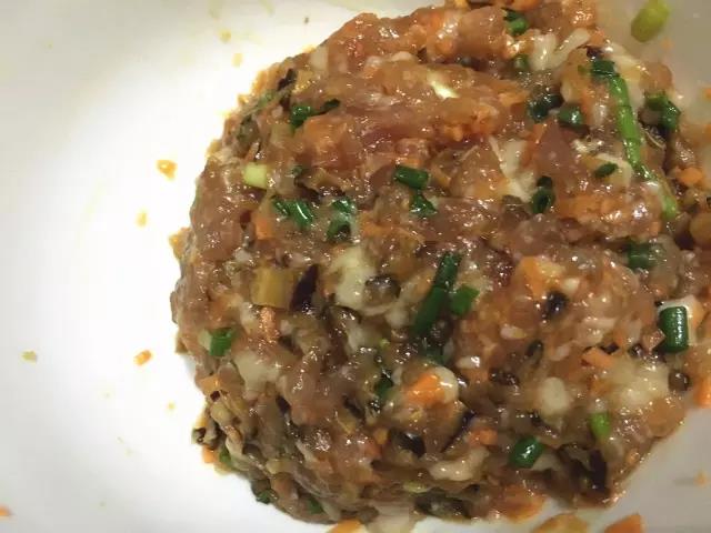 第4步：将胡萝卜、香菇、少量葱花和猪肉泥搅拌均匀。