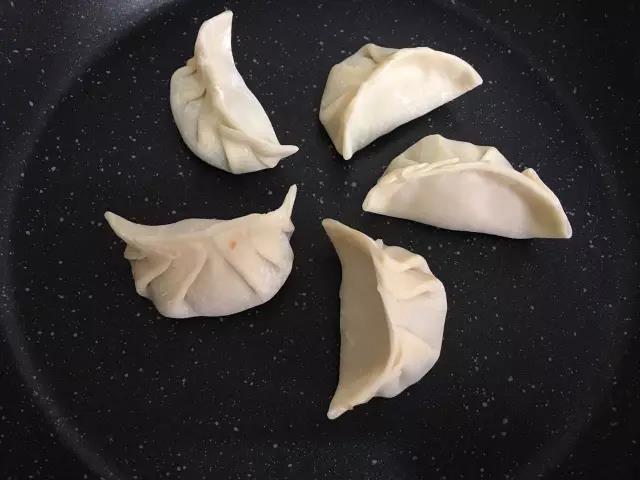 第8步：将包好的饺子在平底锅里铺好。