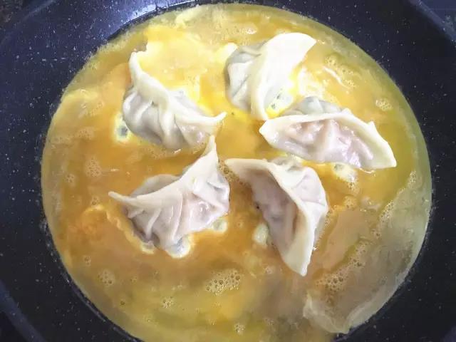 第11步：水收干的差不多的时候，沿锅边倒入蛋液轻轻晃动锅子，使蛋液均匀。