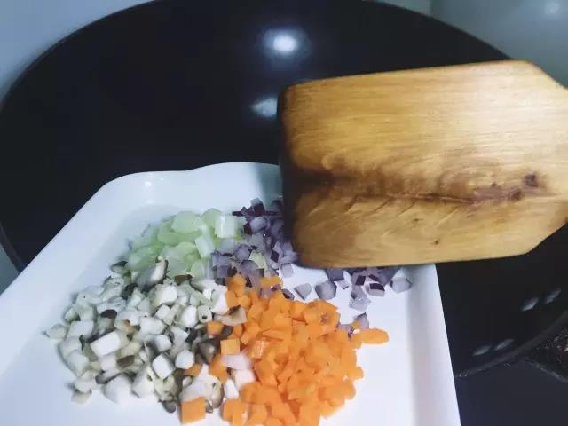 锅内倒少许油，洋葱下锅炒至变色。