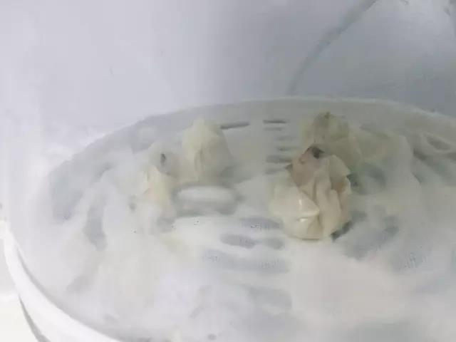 烧麦用凉水湿一下表皮，入锅，蒸10-15分钟。