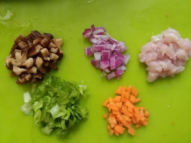 香菇、洋葱、鸡肉、生菜、胡萝卜切丁。