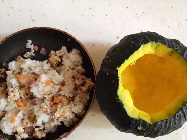 加入米饭拌匀，倒入南瓜盅里。上锅蒸至南瓜熟透，最后加入生菜。