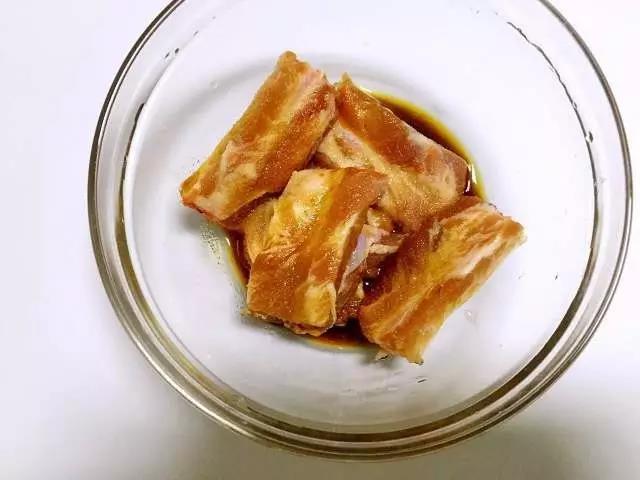 第1步：肋排洗净，剁成块，加少许料酒，搅拌均匀。