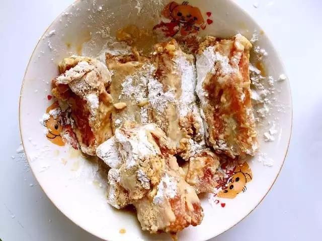 第4步：均匀裹上一层淀粉。