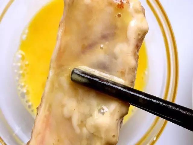 第5步：再裹一层鸡蛋液。