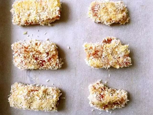 第7步：放入烤箱，肋排上刷一层油，上下火190℃预热10分钟，中层烤20分钟。