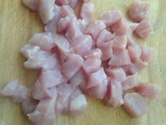 猪肉洗净，切成2厘米左右的方块。