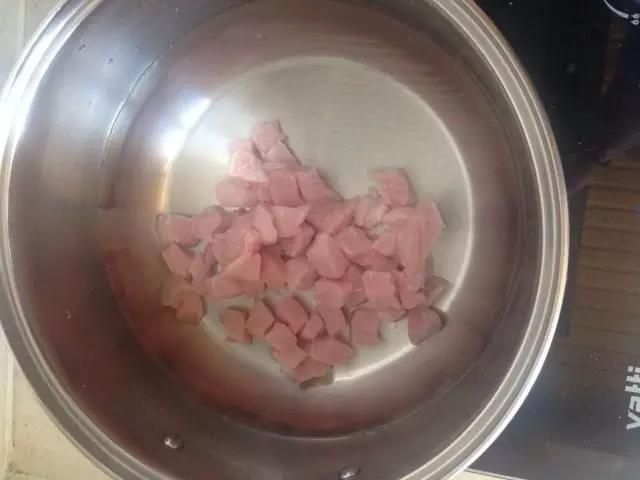 肉块下锅，倒入水，滴几滴醋或柠檬汁，大火煮开转小火煮1小时。