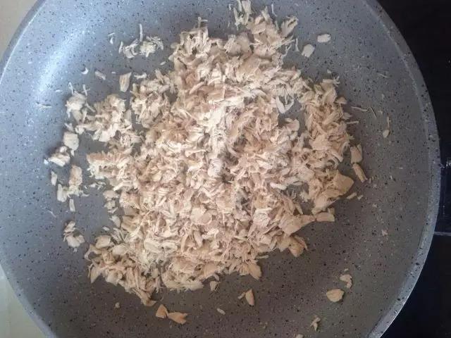 平底锅刷一层油，最小火翻炒猪肉。