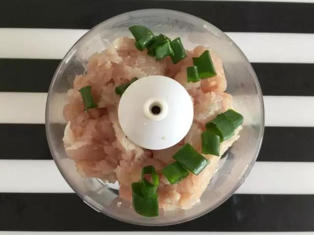 用刀刮下鱼肉，放入料理机，分次加入葱姜水搅打。