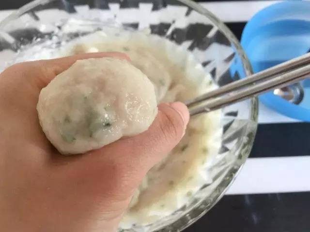 取适量鱼泥，虎口挤出团状。